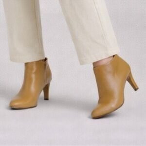 VINCE CAMUTO Camel / Tan Leather Slim Heel Ankle Booties Side Zip Sz 9